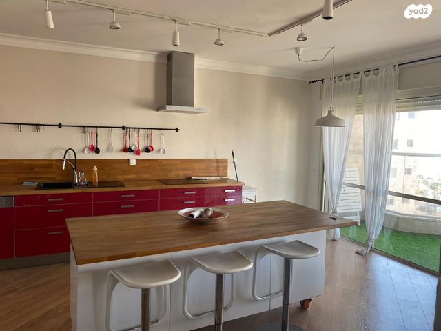 דירה, שדרות מנחם בגין 8, חדרה