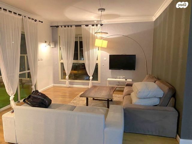 דירה, שדרות מנחם בגין 8, חדרה