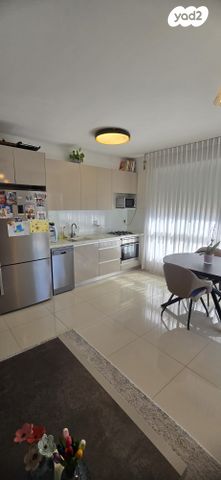 דירה, שדרות בר אילן 1, לב העיר, בת ים