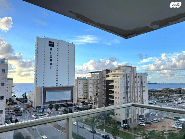 דירה, שדרות מנחם בגין 8, חדרה