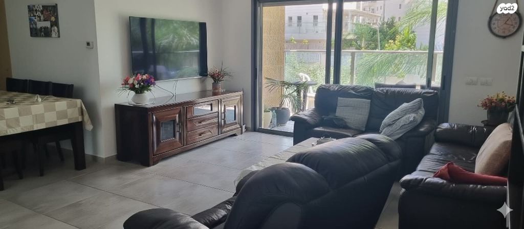 דירה, נאדין גורדימר, פסגות אפק, ראש העין