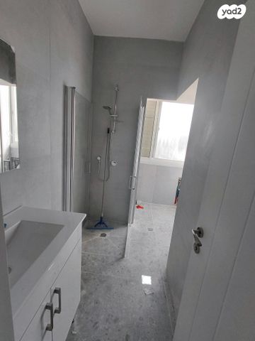 דירה, יעקב, ג' / מרכז מזרח העיר, רחובות