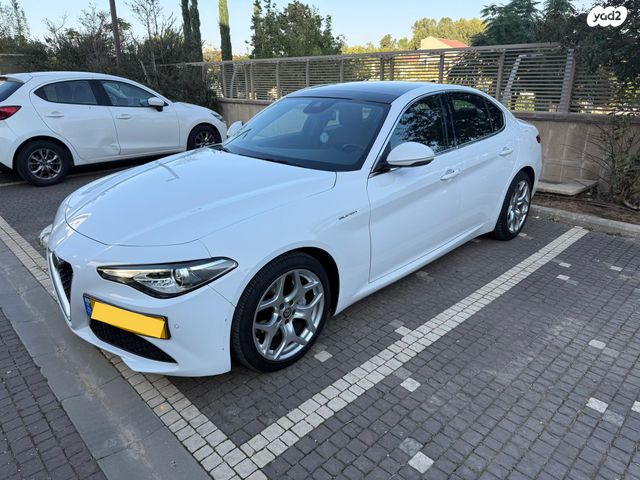 מודעת רכב אלפא רומיאו ג'וליה