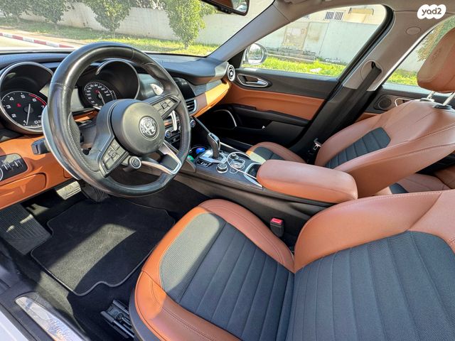 אלפא רומיאו ג'וליה