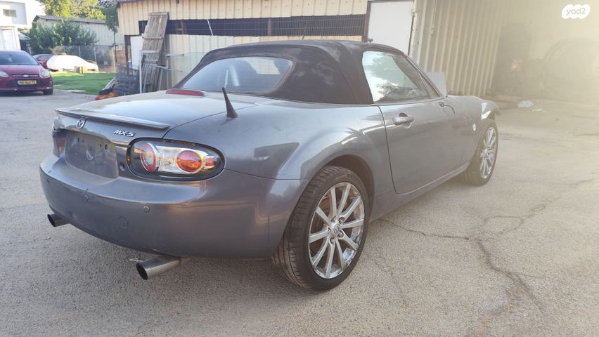 מודעת רכב מאזדה MX-5