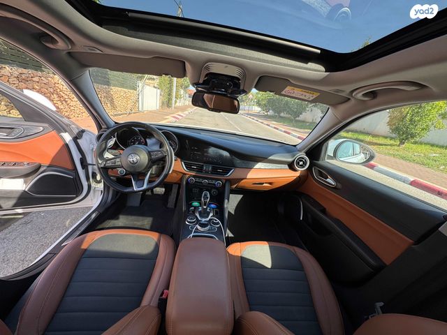 מודעת רכב אלפא רומיאו ג'וליה