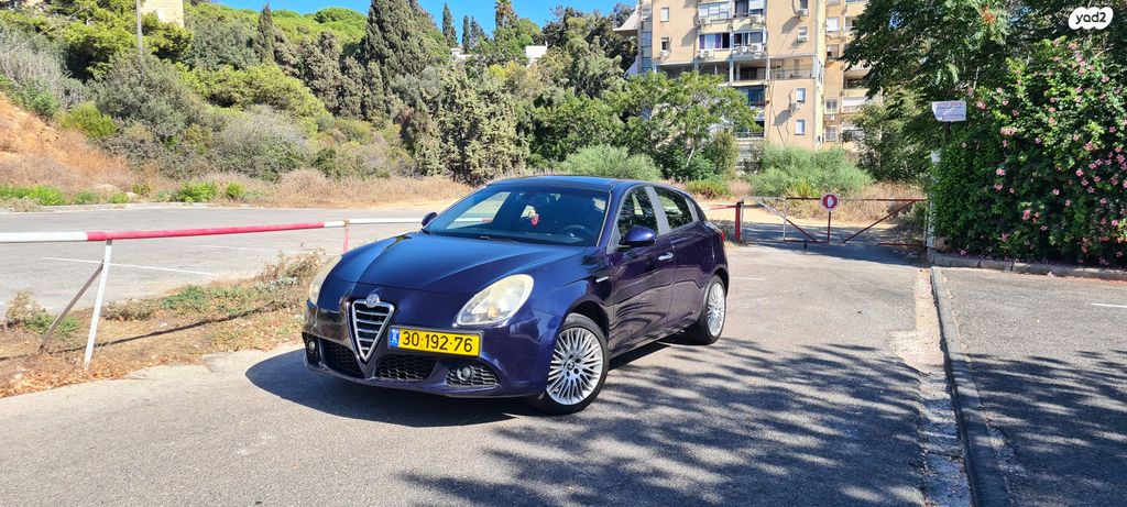 מודעת רכב אלפא רומיאו ג'ולייטה