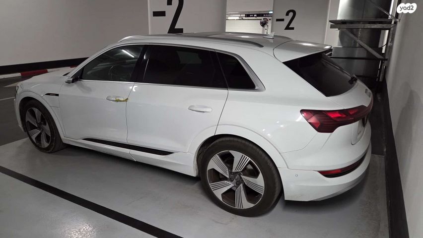 מודעת רכב אאודי E-tron