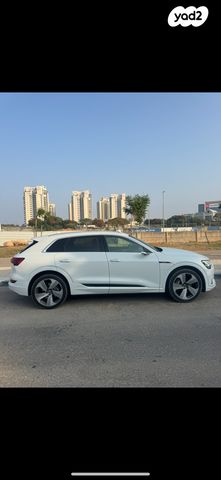 מודעת רכב אאודי E-tron
