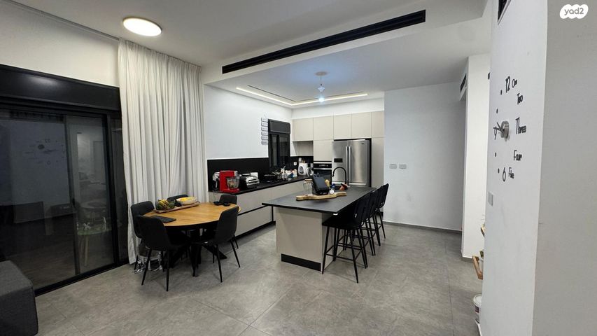 לובה אליאב 13