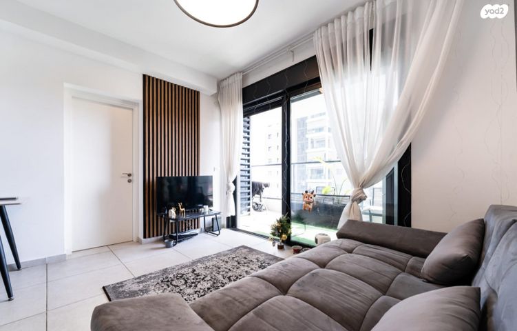 שולמית אלוני 13