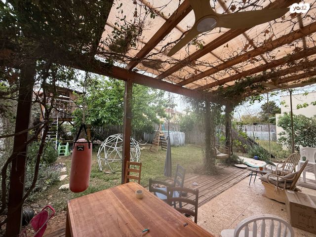 דו משפחתי, החרצית 18, צורן, קדימה צורן