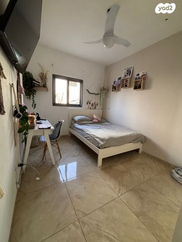 דו משפחתי, אלה 3, צופים, צופים