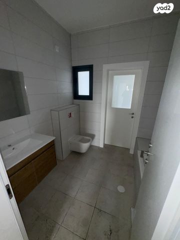 דירה, חצוצרה 4, המוזיקה, שדרות