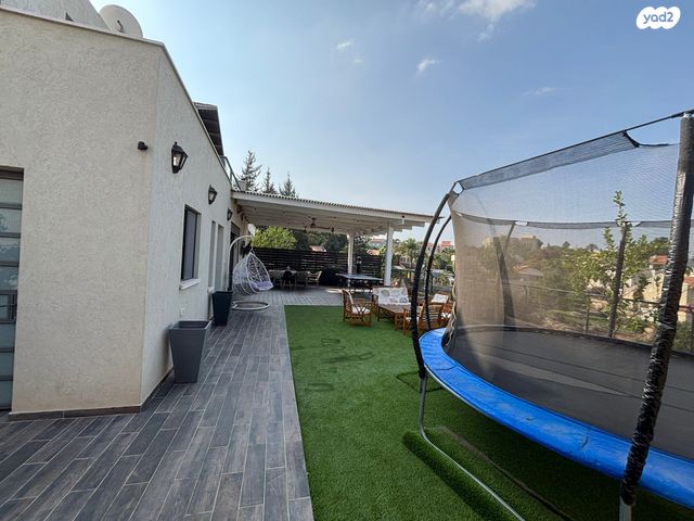 דו משפחתי, אלה 3, צופים, צופים