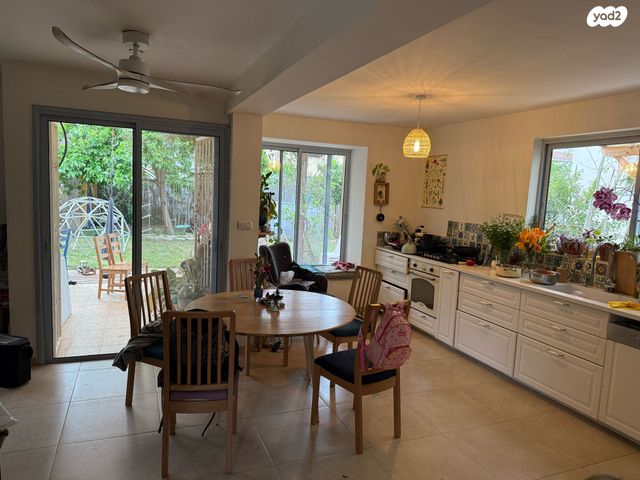 דו משפחתי, החרצית 18, צורן, קדימה צורן