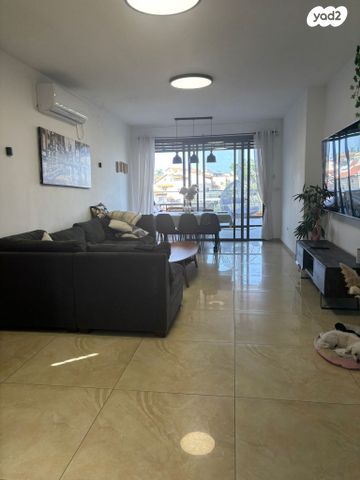 דו משפחתי, אלה 3, צופים, צופים