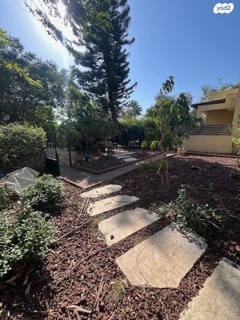 דו משפחתי, כוכב יאיר / צור יגאל