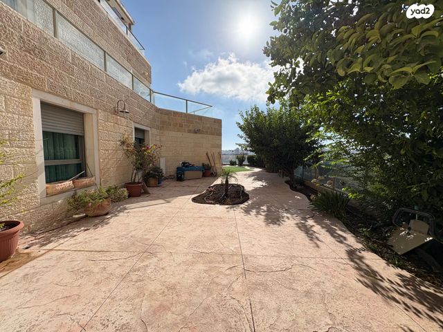 דירת גן, אברהם פררה, הולילנד, ירושלים