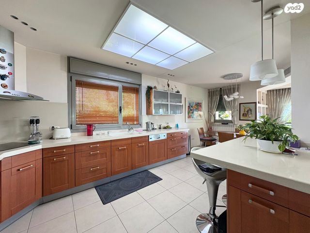 דירת גן, אברהם פררה, הולילנד, ירושלים