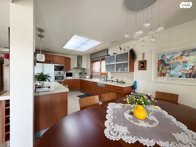 דירת גן, אברהם פררה, הולילנד, ירושלים