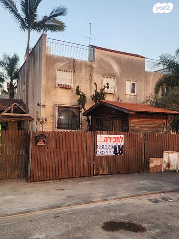 דו משפחתי, עצמון 10, חדרה