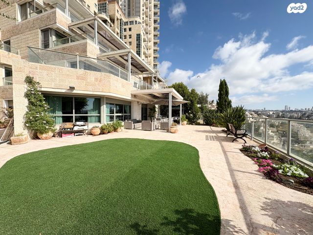 דירת גן, אברהם פררה, הולילנד, ירושלים