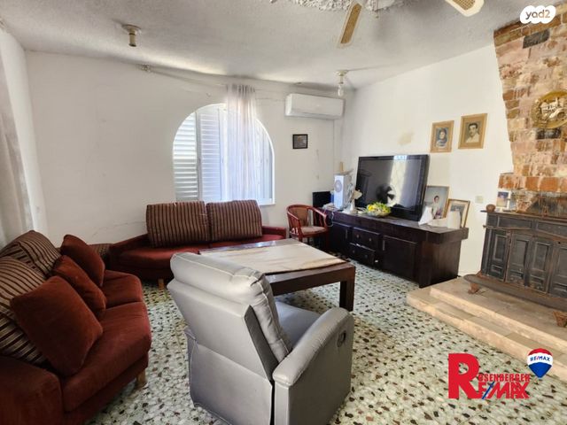 קיבוץ גלויות 19