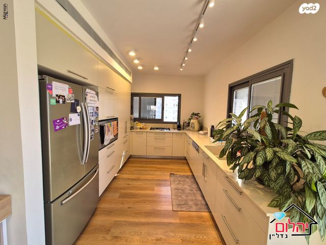 גג/ פנטהאוז, הזמר העברי, כפר סבא