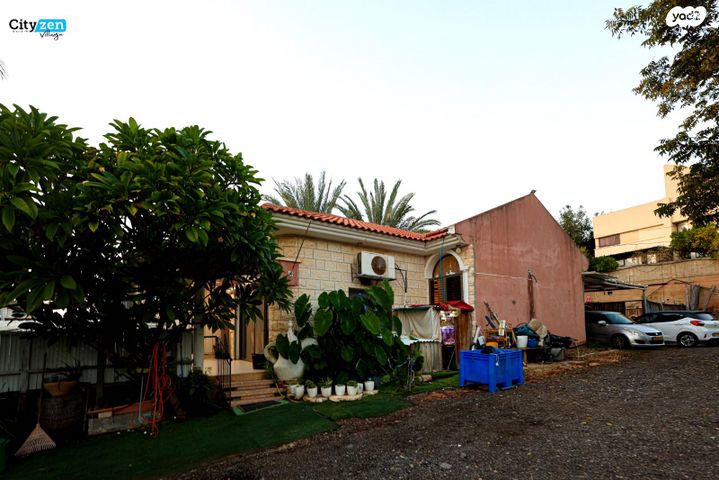 דו משפחתי, תל מונד