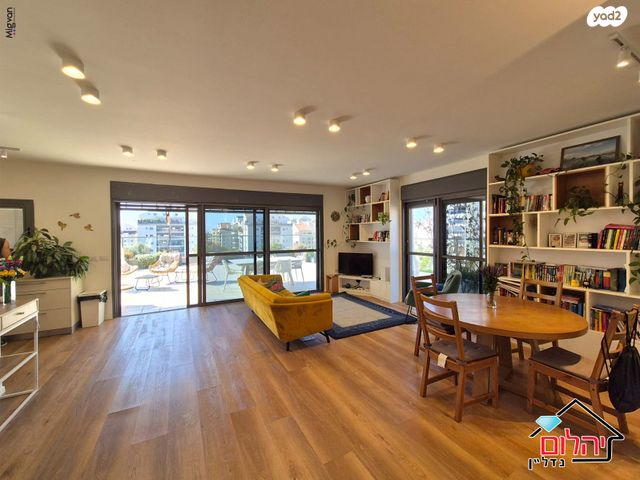 גג/ פנטהאוז, הזמר העברי, כפר סבא