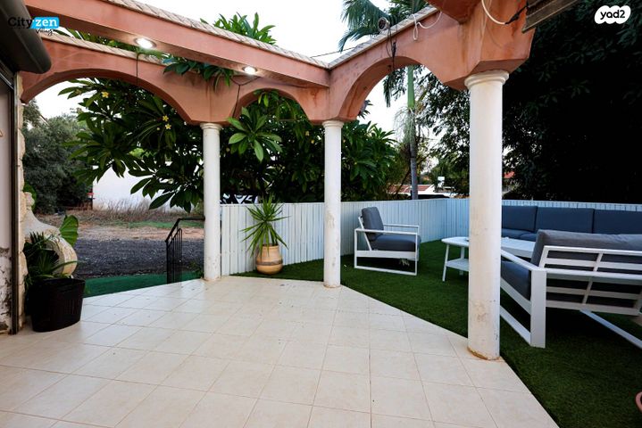 דו משפחתי, תל מונד