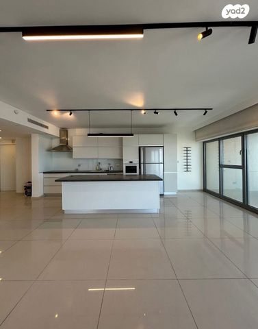 דירה, שדרות אבא חושי, סביוני הכרמל, חיפה