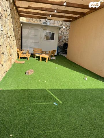 דירת גן, אבני חפץ