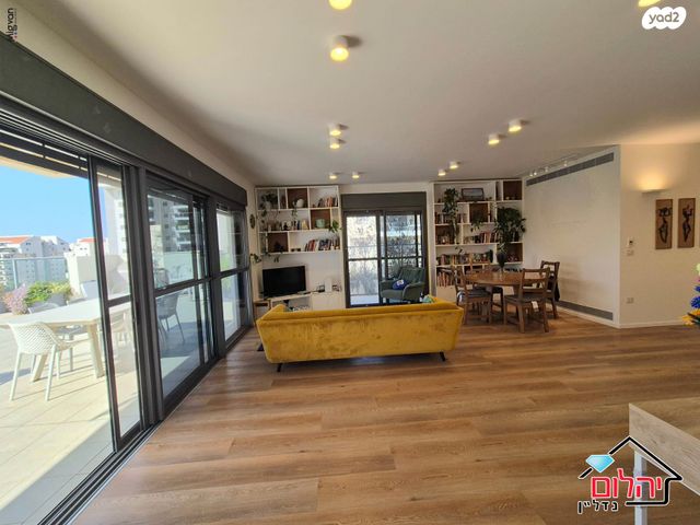 גג/ פנטהאוז, הזמר העברי, כפר סבא