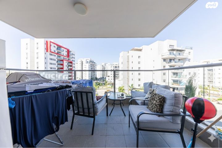 דירה, נאות שמיר, יבנה