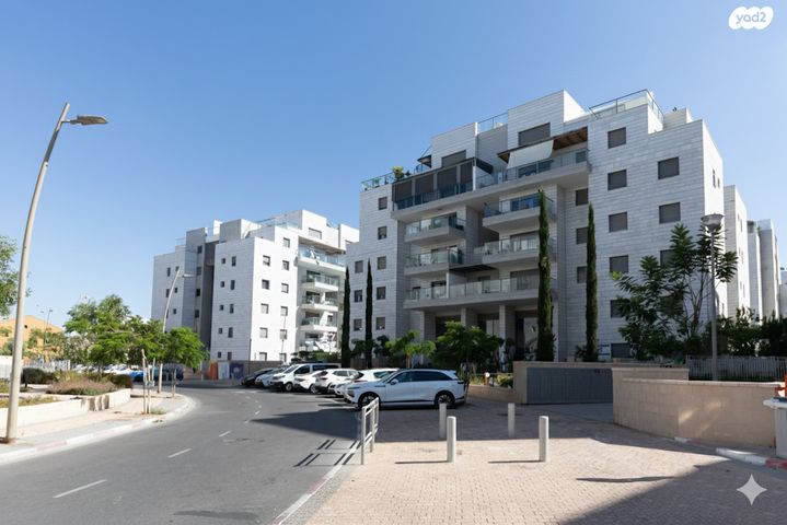 דירה, נאות שמיר, יבנה