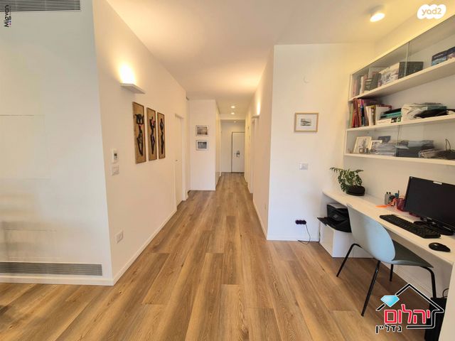 גג/ פנטהאוז, הזמר העברי, כפר סבא