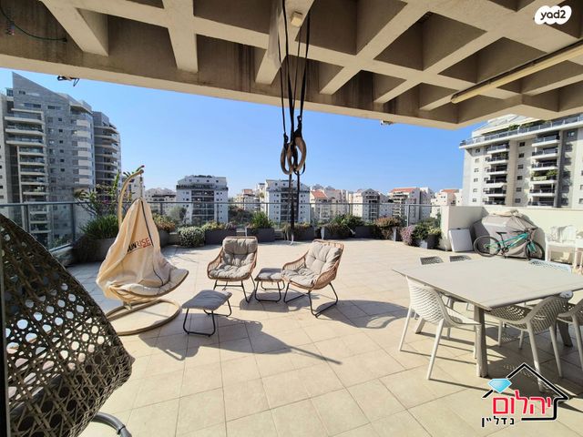 גג/ פנטהאוז, הזמר העברי, כפר סבא