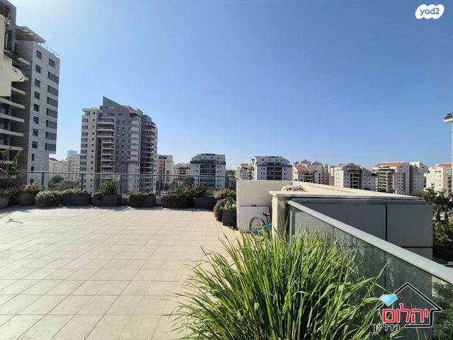 גג/ פנטהאוז, הזמר העברי, כפר סבא