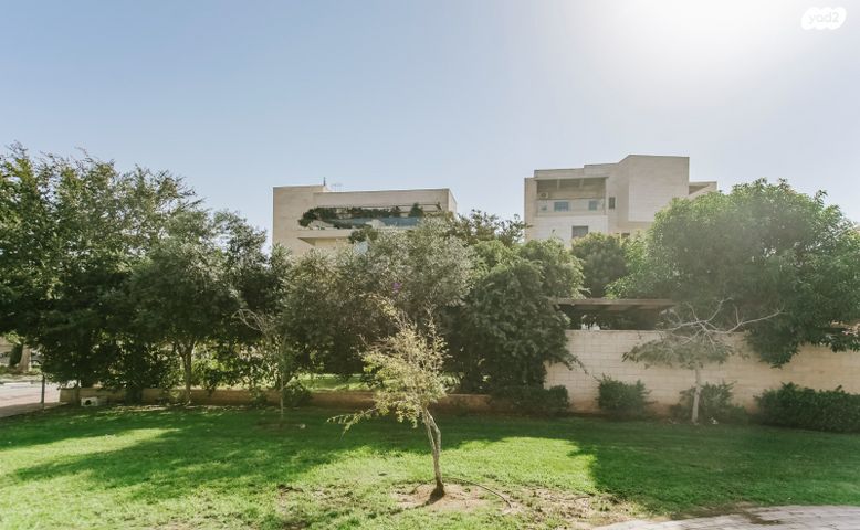 גג/ פנטהאוז, המשוררת רחל, הרצליה