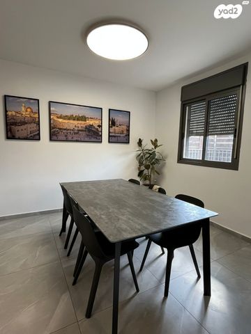 דירת גן, אבני חפץ