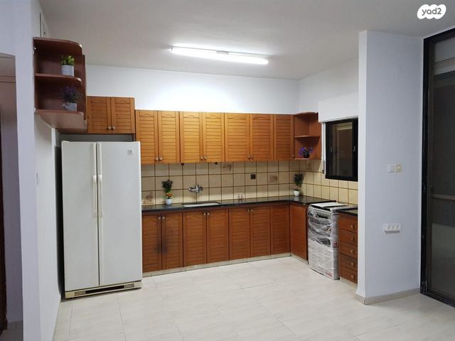 חומה ומגדל 8