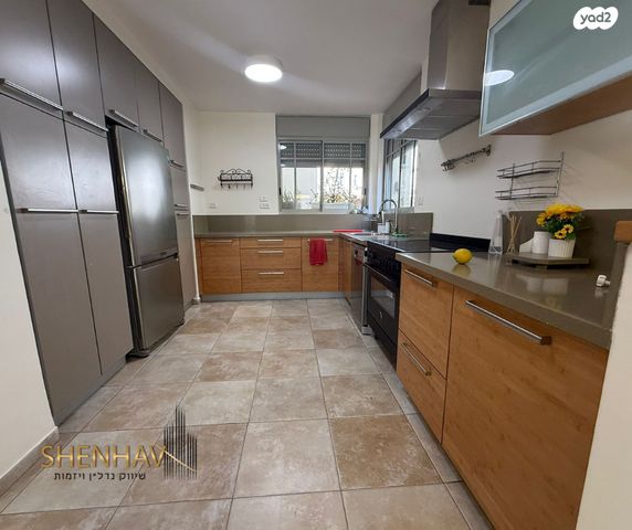 דו משפחתי, תל מונד