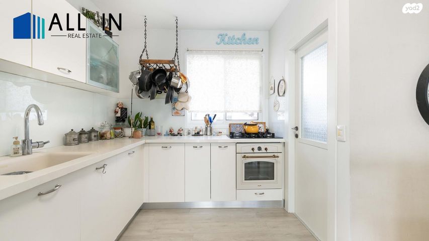 דירה, נחל פולג, צור יצחק