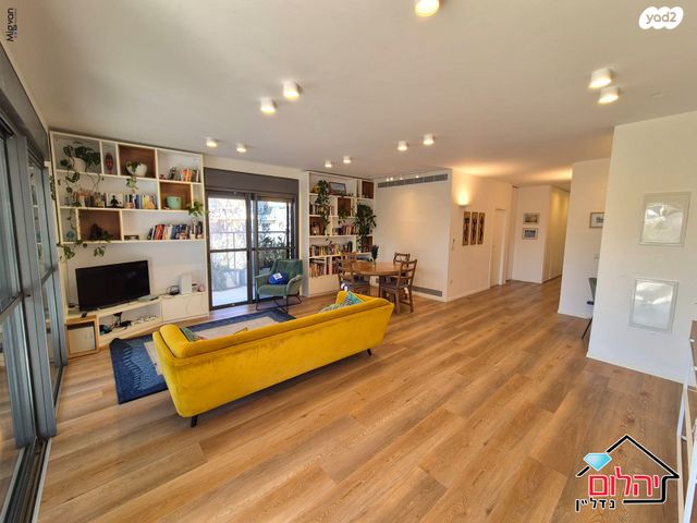 גג/ פנטהאוז, הזמר העברי, כפר סבא