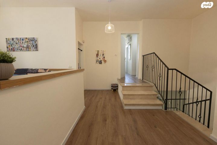 דו משפחתי, תל מונד