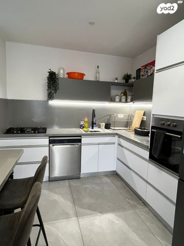 דירת גן, אבני חפץ