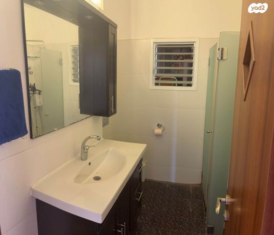 דירה, אברבנאל, רמב"ם, ראשון לציון