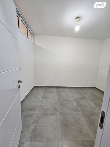 דירה, הרב הרצוג 8, לב העיר, בת ים